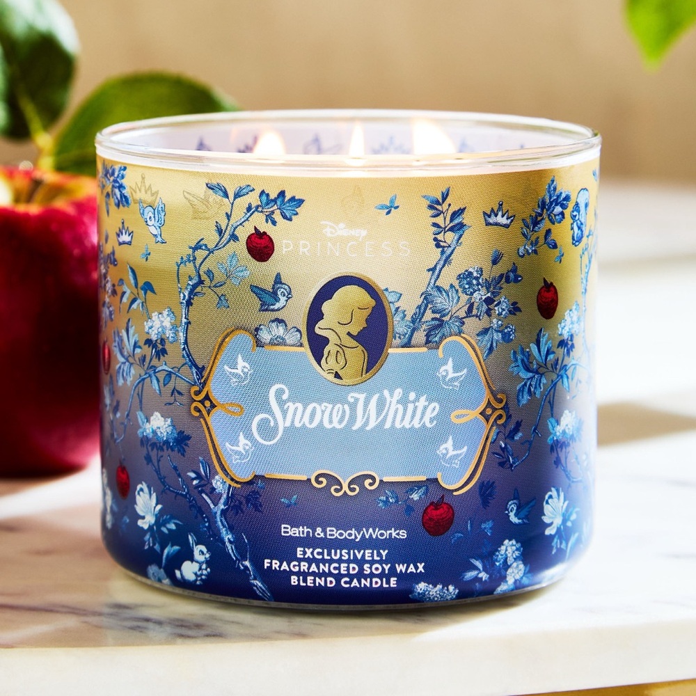 NWT LIMITED RELEASE DISNEY SNOW WHITE  3 WICK CANDLE